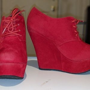 Delicacy Red wedged heels